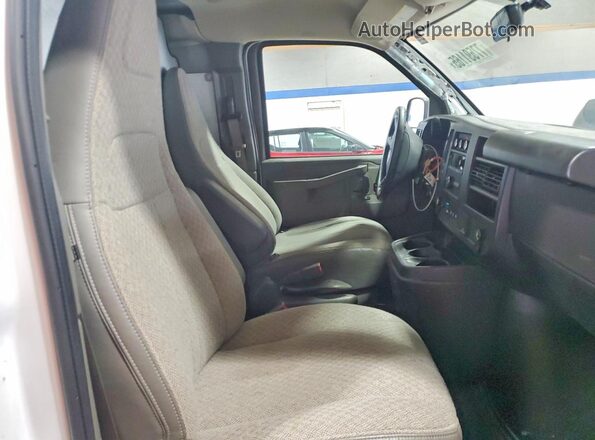 1GTW7AFPXP1225370 2023 GMC SAVANA White Widok wnętrza z tyłu