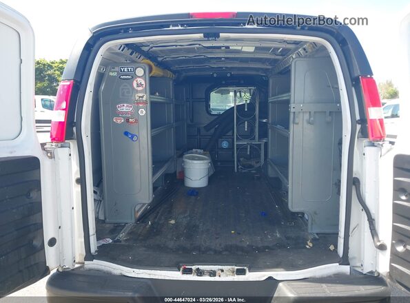 1GTZ7GFP9P1152833 2023 GMC SAVANA CARGO White Widok naklejki z numerem VIN