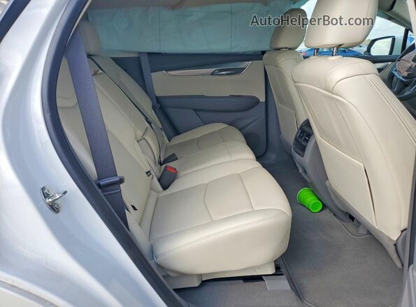 1GYKNDRSXMZ169055 2021 CADILLAC XT5 White Вид задньої частини салону