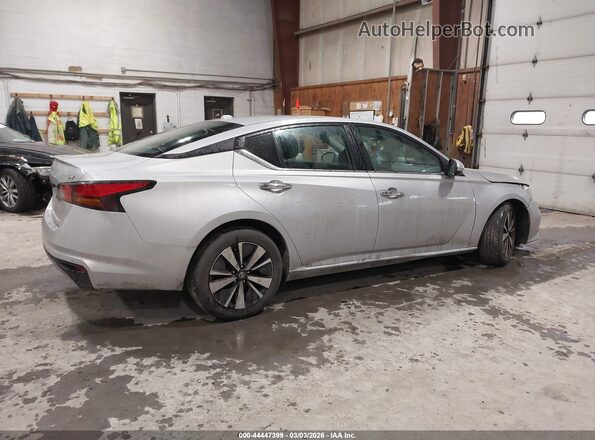 1N4BL4DV2MN416725 2021 NISSAN ALTIMA Серебряный Задняя правая четверть