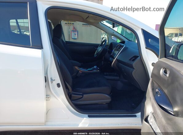 1N4BZ0CPXHC304055 2017 NISSAN LEAF White Front interior view