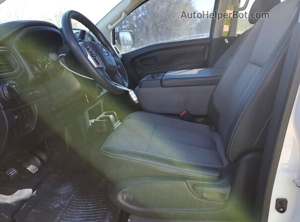1N6AA1EC6MN525970 2021 NISSAN TITAN White Widok wnętrza z przodu