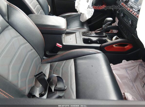 1N6ED1EK9SN623274 2025 NISSAN FRONTIER Красный Вид салона спереди