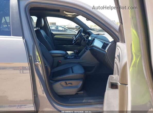 1V2EC2CA2LC200263 2020 VOLKSWAGEN ATLAS Gray Front interior view