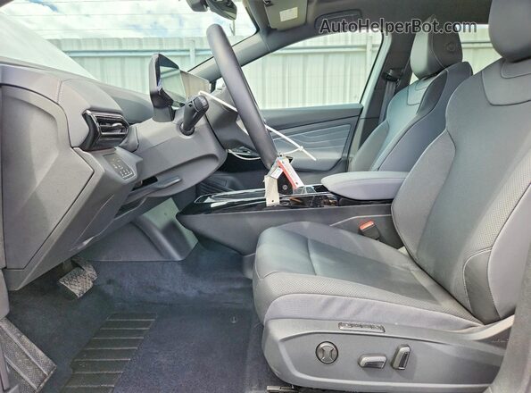 1V2WSPE87SC008706 2025 VOLKSWAGEN ID.4 White Widok wnętrza z przodu