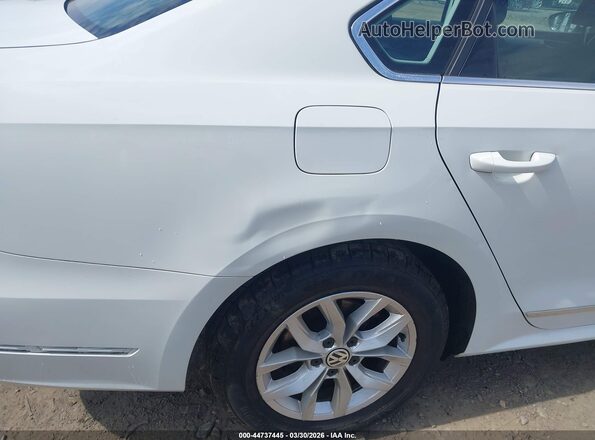 1VWAT7A33HC025687 2017 VOLKSWAGEN PASSAT White 