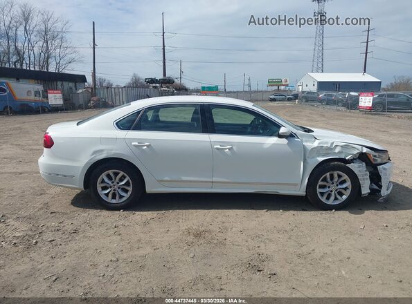 1VWAT7A33HC025687 2017 VOLKSWAGEN PASSAT White Вид задньої частини салону