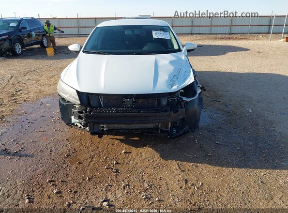 1VWAT7A34HC064577 2017 VOLKSWAGEN PASSAT White Widok z przodu