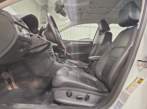 1VWGT7A36HC005461 2017 VOLKSWAGEN PASSAT White Widok wnętrza z przodu