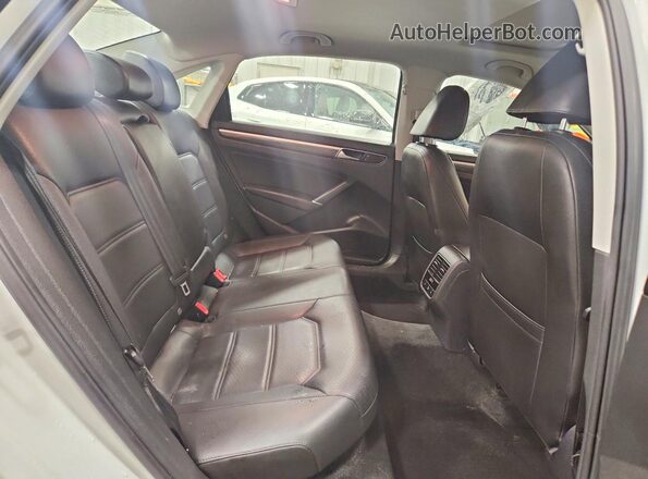 1VWGT7A36HC005461 2017 VOLKSWAGEN PASSAT White Widok tylnych siedzeń