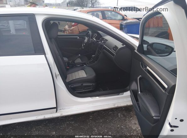 1VWJM7A39JC034820 2018 VOLKSWAGEN PASSAT Белый Вид салона спереди