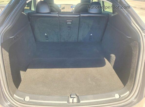 7SAYGDED1SA365292 2025 TESLA MODEL Y Gray Widok wnętrza z przodu