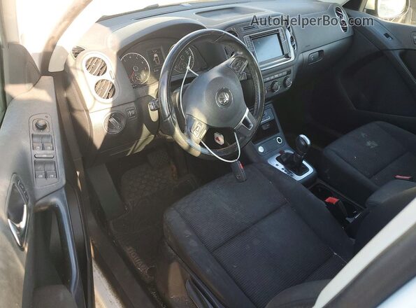 WVGAV7AX3HK054124 2017 VOLKSWAGEN TIGUAN White Vista del cuadro de instrumentos