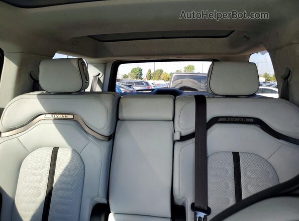 7PDSGCBA3RN030064 2024 RIVIAN R1S Gray Вид задньої частини салону