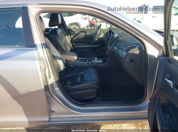 2C3CCAAG7GH238282 2016 CHRYSLER 300 Silver Widok wnętrza z przodu