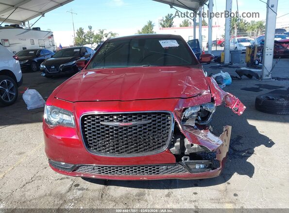 2C3CCABG3PH661813 2023 CHRYSLER 300 Maroon Widok wnętrza z tyłu