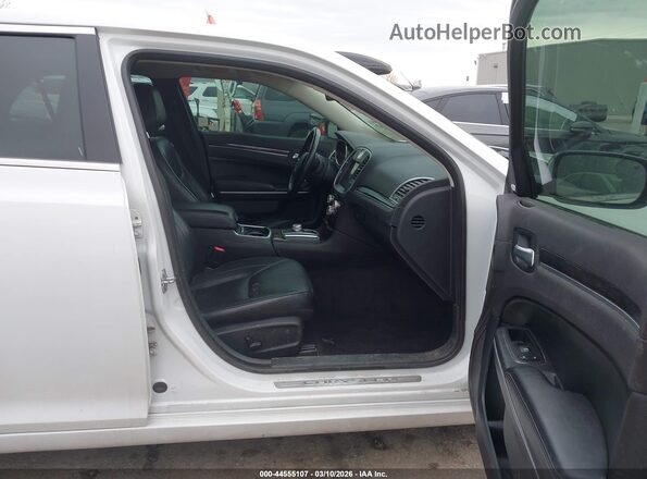 2C3CCAEG2KH527962 2019 CHRYSLER 300 Белый Вид салона спереди
