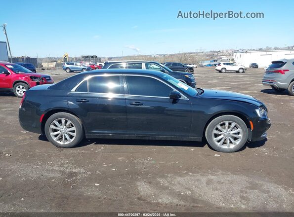 2C3CCARG1JH226740 2018 CHRYSLER 300 Black Rear interior view
