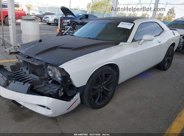 2C3CDZAG7HH584782 2017 DODGE CHALLENGER White Առջևի ձախ երեք քառորդ տեսարան