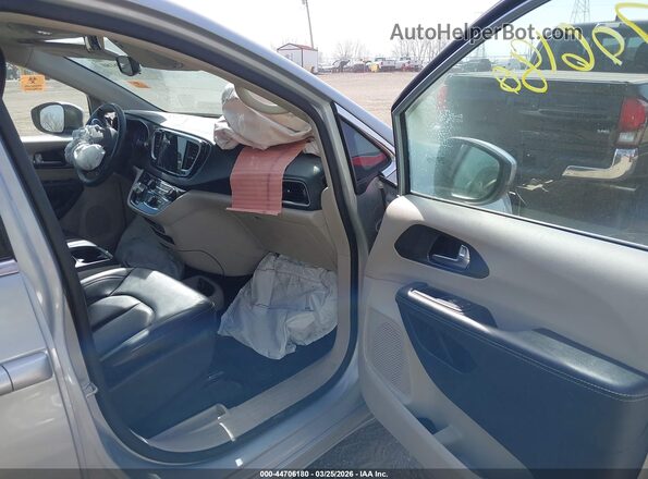 2C4RC1BG0PR621284 2023 CHRYSLER PACIFICA Silver Widok wnętrza z przodu