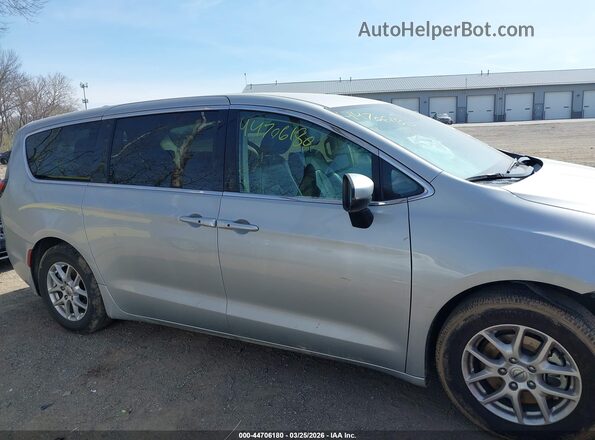 2C4RC1BG0PR621284 2023 CHRYSLER PACIFICA Silver Widok wnętrza z tyłu