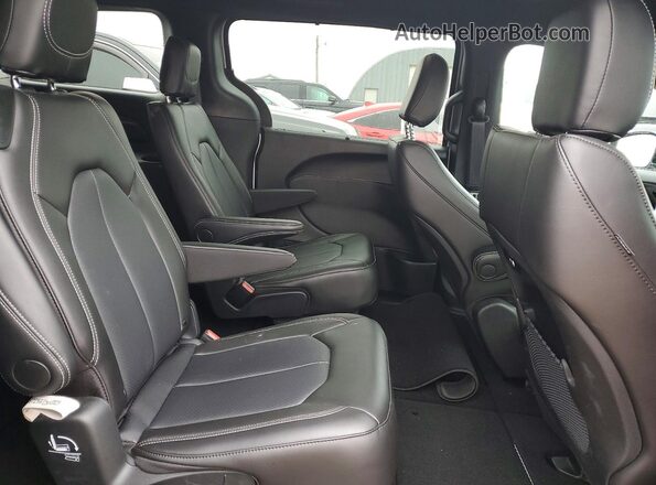 2C4RC1BG2TR236030 2026 CHRYSLER PACIFICA Silver Widok wnętrza z tyłu