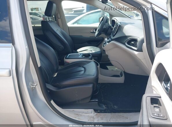 2C4RC1BG6PR536627 2023 CHRYSLER PACIFICA Silver Vista interior delantera