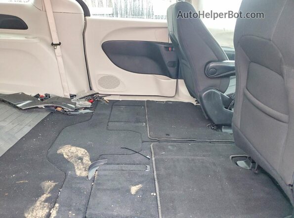 2C4RC1CG5RR101390 2024 CHRYSLER VOYAGER Black Widok wnętrza z tyłu