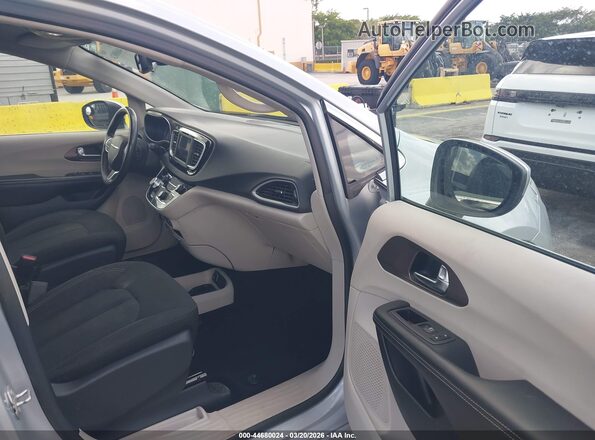 2C4RC1CG7PR548428 2023 CHRYSLER VOYAGER Silver Вид салону спереду