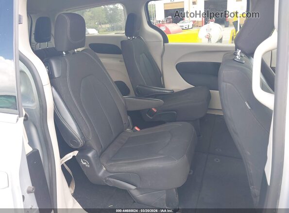 2C4RC1CG7PR548428 2023 CHRYSLER VOYAGER Silver Вид наклейки з VIN-кодом