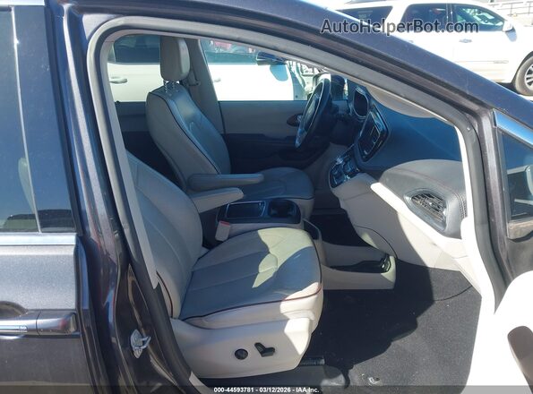 2C4RC1GG3KR551586 2019 CHRYSLER PACIFICA Gray Front interior view