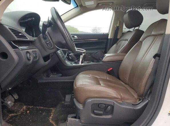 2LMHJ5AT1HBL00789 2017 LINCOLN MKT White Front interior view