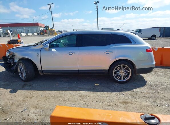 2LMHJ5AT6JBL00857 2018 LINCOLN MKT Silver Вид задньої частини салону