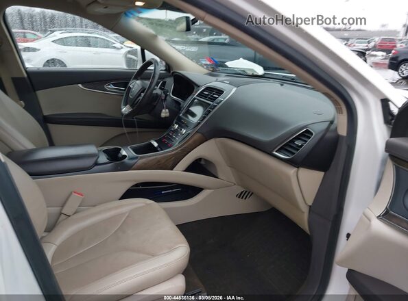 2LMPJ8L95KBL16838 2019 LINCOLN NAUTILUS Белый Вид салона спереди