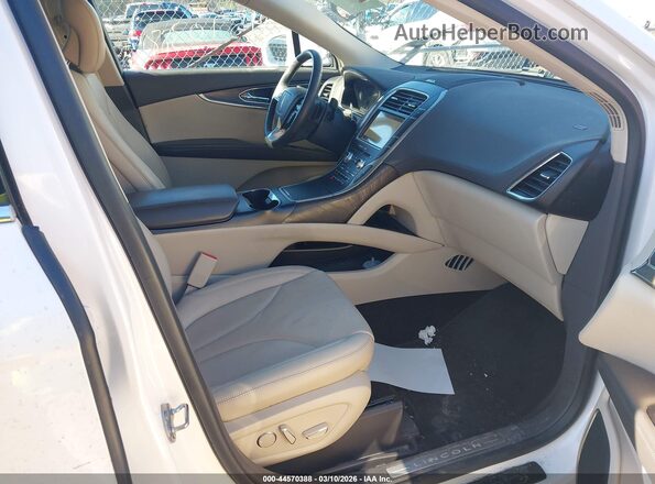 2LMPJ8L9XKBL64982 2019 LINCOLN NAUTILUS White Front interior view