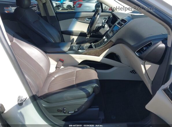 2LMPJ8LP2KBL31375 2019 LINCOLN NAUTILUS White წინა სალონის ხედი