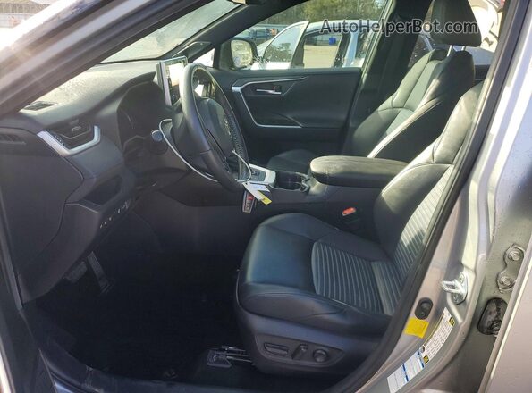 2T3E6RFV4MW006638 2021 TOYOTA RAV4 Серебряный Вид салона спереди