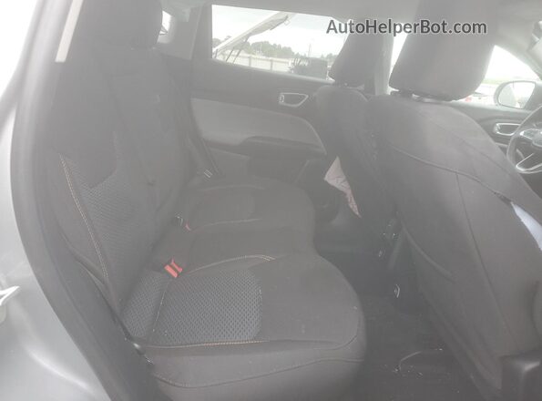 3C4NJCAB5NT103316 2022 JEEP COMPASS Silver Widok wnętrza z tyłu