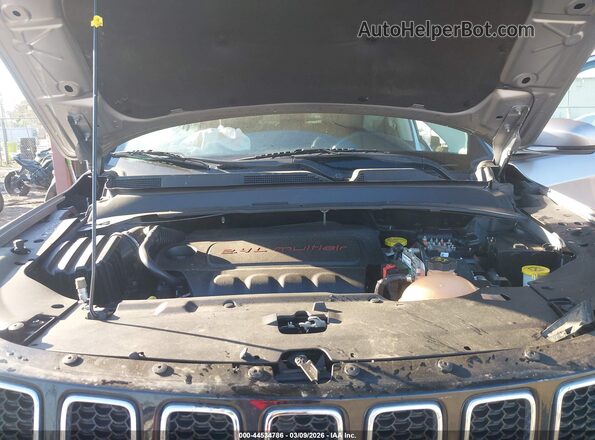 3C4NJCCB2JT406383 2018 JEEP COMPASS Silver Rear view