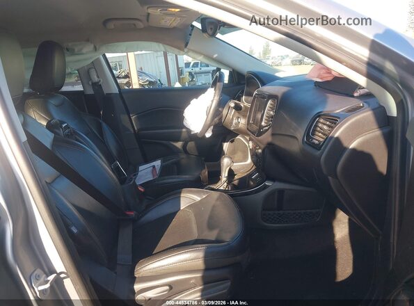 3C4NJCCB2JT406383 2018 JEEP COMPASS Silver Front interior view