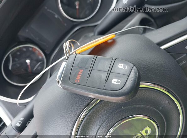 3C4NJDBB7KT807923 2019 JEEP COMPASS Белый Вид панели приборов