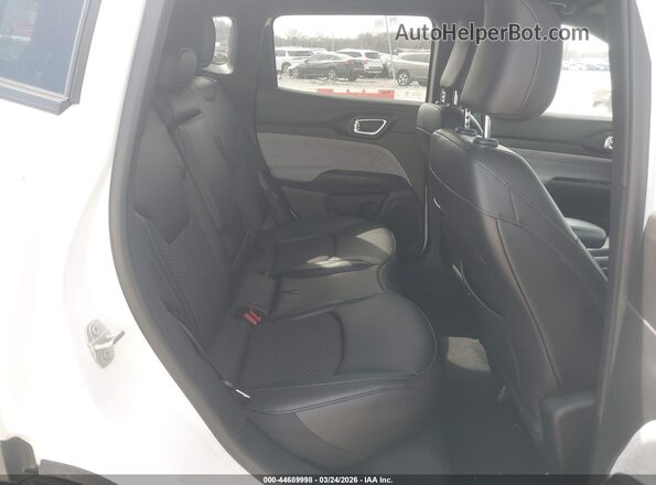 3C4NJDBN8RT105596 2024 JEEP COMPASS White VIN sticker view