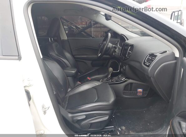 3C4NJDCB3KT842568 2019 JEEP COMPASS Белый Вид салона спереди