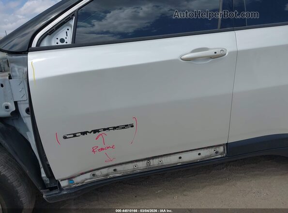 3C4NJDCB8JT264188 2018 JEEP COMPASS White 