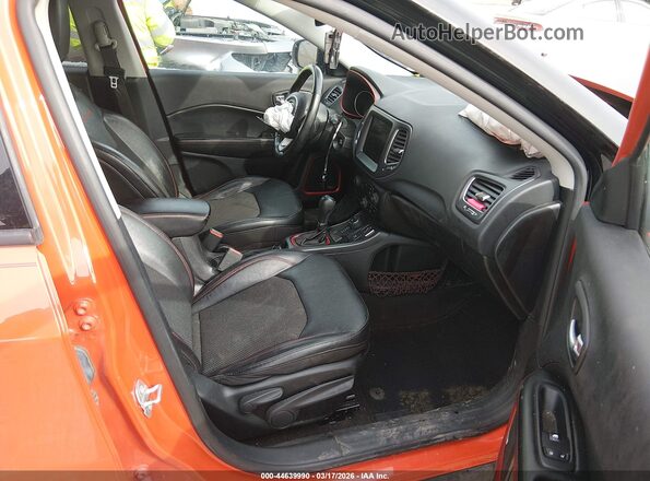 3C4NJDDB2MT517024 2021 JEEP COMPASS Orange Widok wnętrza z przodu