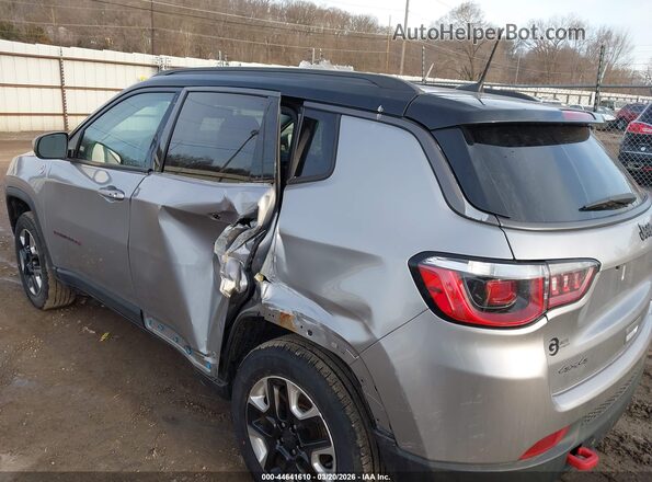 3C4NJDDB7JT232055 2018 JEEP COMPASS Silver Widok z przodu
