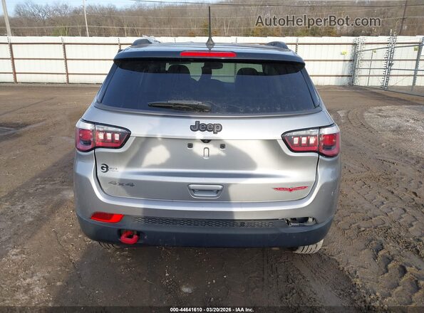 3C4NJDDB7JT232055 2018 JEEP COMPASS Silver 