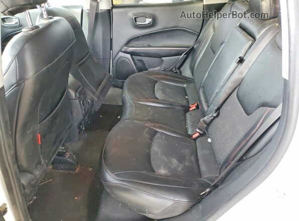 3C4NJDDB8MT598224 2021 JEEP COMPASS Белый Вид задней части салона