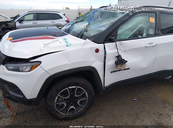3C4NJDDN4RT144831 2024 JEEP COMPASS Белый Вид панели приборов