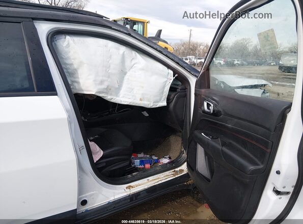 3C4NJDDN4RT144831 2024 JEEP COMPASS Белый Вид салона спереди